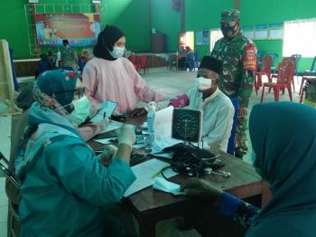 Cegah Covid-19, Babinsa Sidoagung Dampingi Warga Suntik Vaksin